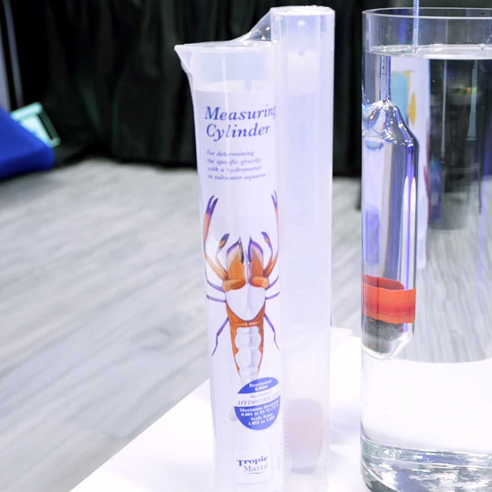 Tropic Marin High-Precision Hydrometer with Measuring Cylinder, measuring cylinder in use
