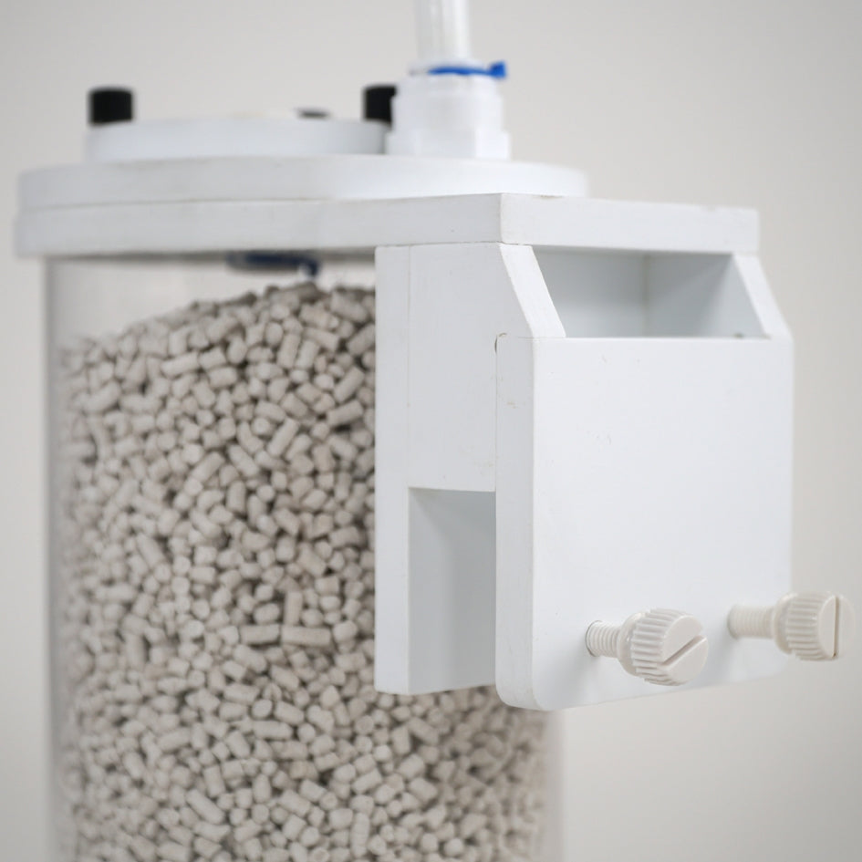 Close up of the IceCap CO2 Scrubber hang-on bracket and nylon thumbscrew